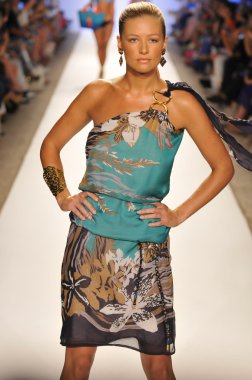 Miami - 21 Temmuz: model yürür pist caffe mayo koleksiyonu için ilkbahar yaz 2013 mercedes-benz yüzmek moda haftası 21 Temmuz 2012 tarihinde miami, fl