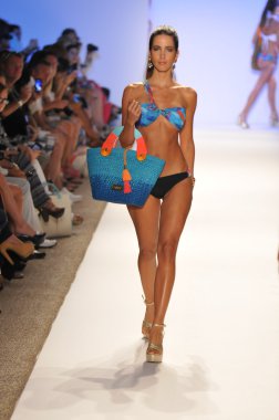 Miami - 21 Temmuz: model yürür pist caffe mayo koleksiyonu için ilkbahar yaz 2013 mercedes-benz yüzmek moda haftası 21 Temmuz 2012 tarihinde miami, fl