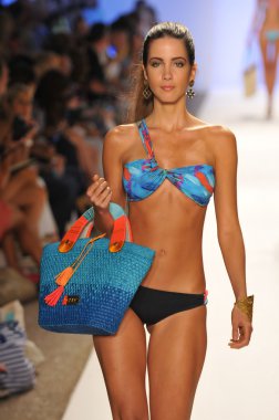 Miami - 21 Temmuz: model yürür pist caffe mayo koleksiyonu için ilkbahar yaz 2013 mercedes-benz yüzmek moda haftası 21 Temmuz 2012 tarihinde miami, fl