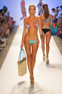 Miami - 21 Temmuz: model yürür pist caffe mayo koleksiyonu için ilkbahar yaz 2013 mercedes-benz yüzmek moda haftası 21 Temmuz 2012 tarihinde miami, fl