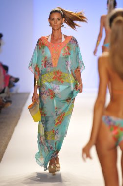 Miami - 21 Temmuz: model yürür pist caffe mayo koleksiyonu için ilkbahar yaz 2013 mercedes-benz yüzmek moda haftası 21 Temmuz 2012 tarihinde miami, fl
