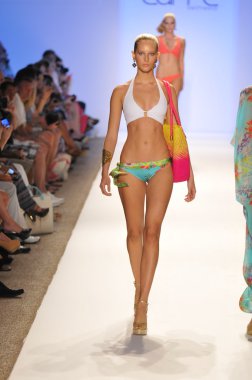 Miami - 21 Temmuz: model yürür pist caffe mayo koleksiyonu için ilkbahar yaz 2013 mercedes-benz yüzmek moda haftası 21 Temmuz 2012 tarihinde miami, fl