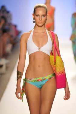 Miami - 21 Temmuz: model yürür pist caffe mayo koleksiyonu için ilkbahar yaz 2013 mercedes-benz yüzmek moda haftası 21 Temmuz 2012 tarihinde miami, fl