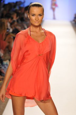 Miami - 21 Temmuz: model yürür pist caffe mayo koleksiyonu için ilkbahar yaz 2013 mercedes-benz yüzmek moda haftası 21 Temmuz 2012 tarihinde miami, fl