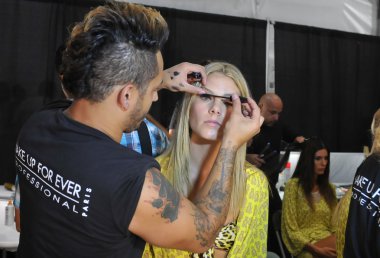 Miami - 21 Temmuz: model alır hazır sahne arkasında CIA maritima yüzmek koleksiyonu için ilkbahar yaz 2013 mercedes-benz yüzmek moda haftası 21 Temmuz 2012 Miami