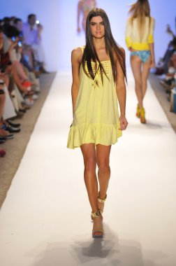 Miami - 20 Temmuz: Model yürür pist Cia Maritima koleksiyonu bahar yaz 2013 Mercedes-Benz yüzmek moda haftası 20 Temmuz 2012 Miami, Fl