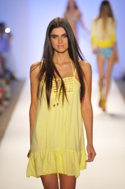 Miami - 20 Temmuz: Model yürür pist Cia Maritima koleksiyonu bahar yaz 2013 Mercedes-Benz yüzmek moda haftası 20 Temmuz 2012 Miami, Fl