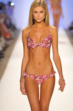 Miami - 20 Temmuz: Model yürür pist Cia Maritima koleksiyonu bahar yaz 2013 Mercedes-Benz yüzmek moda haftası 20 Temmuz 2012 Miami, Fl