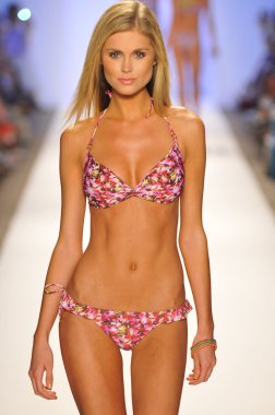 Miami - 20 Temmuz: Model yürür pist Cia Maritima koleksiyonu bahar yaz 2013 Mercedes-Benz yüzmek moda haftası 20 Temmuz 2012 Miami, Fl