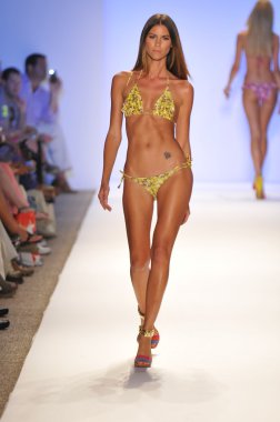 Miami - 20 Temmuz: Model yürür pist Cia Maritima koleksiyonu bahar yaz 2013 Mercedes-Benz yüzmek moda haftası 20 Temmuz 2012 Miami, Fl