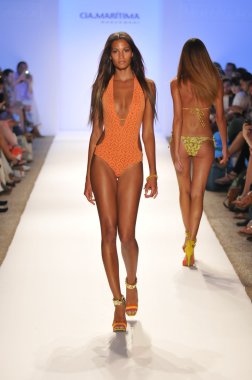 Miami - 20 Temmuz: Model yürür pist Cia Maritima koleksiyonu bahar yaz 2013 Mercedes-Benz yüzmek moda haftası 20 Temmuz 2012 Miami, Fl