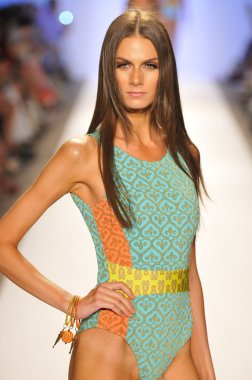 Miami - 20 Temmuz: Model yürür pist Cia Maritima koleksiyonu bahar yaz 2013 Mercedes-Benz yüzmek moda haftası 20 Temmuz 2012 Miami, Fl