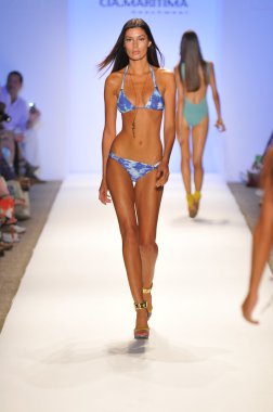 Miami - 20 Temmuz: Model yürür pist Cia Maritima koleksiyonu bahar yaz 2013 Mercedes-Benz yüzmek moda haftası 20 Temmuz 2012 Miami, Fl