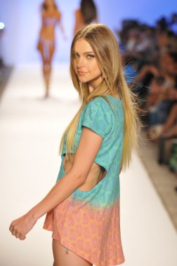 Miami - 20 Temmuz: Model yürür pist Cia Maritima koleksiyonu bahar yaz 2013 Mercedes-Benz yüzmek moda haftası 20 Temmuz 2012 Miami, Fl