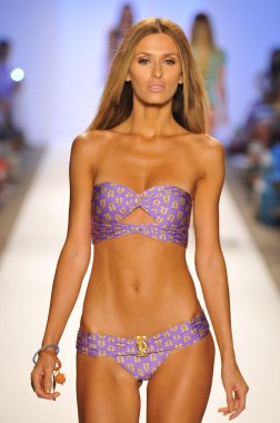 Miami - 20 Temmuz: Model yürür pist Cia Maritima koleksiyonu bahar yaz 2013 Mercedes-Benz yüzmek moda haftası 20 Temmuz 2012 Miami, Fl