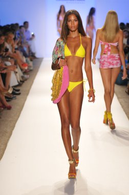 Miami - 20 Temmuz: Model yürür pist Cia Maritima koleksiyonu bahar yaz 2013 Mercedes-Benz yüzmek moda haftası 20 Temmuz 2012 Miami, Fl