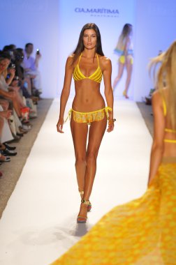 Miami - 20 Temmuz: Model yürür pist Cia Maritima koleksiyonu bahar yaz 2013 Mercedes-Benz yüzmek moda haftası 20 Temmuz 2012 Miami, Fl