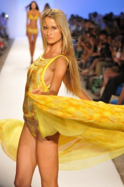 Miami - 20 Temmuz: Model yürür pist Cia Maritima koleksiyonu bahar yaz 2013 Mercedes-Benz yüzmek moda haftası 20 Temmuz 2012 Miami, Fl