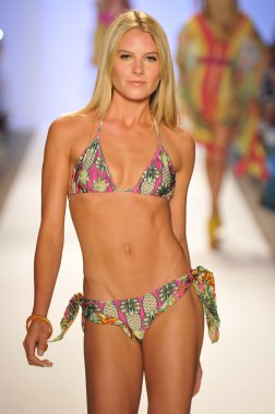 Miami - 20 Temmuz: Model yürür pist Cia Maritima koleksiyonu bahar yaz 2013 Mercedes-Benz yüzmek moda haftası 20 Temmuz 2012 Miami, Fl