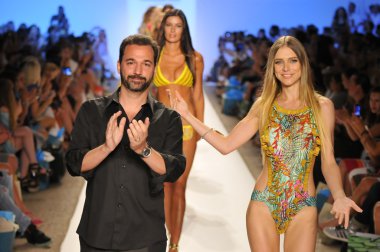 Miami - 20 Temmuz: Model yürür pist Cia Maritima koleksiyonu bahar yaz 2013 Mercedes-Benz yüzmek moda haftası 20 Temmuz 2012 Miami, Fl