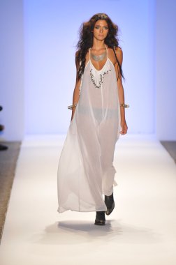 Miami - 21 Temmuz: model hoffman mayo koleksiyonu için ilkbahar yaz 2013 mercedes-benz moda haftası 21 Temmuz 2012 tarihinde miami, yüzmek mara pist yürür fl