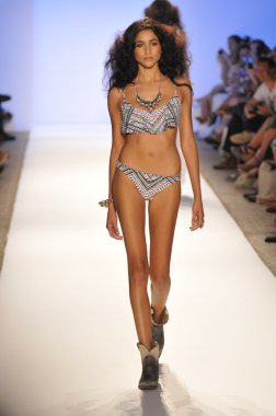 Miami - 21 Temmuz: model hoffman mayo koleksiyonu için ilkbahar yaz 2013 mercedes-benz moda haftası 21 Temmuz 2012 tarihinde miami, yüzmek mara pist yürür fl