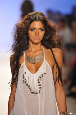 Miami - 21 Temmuz: model hoffman mayo koleksiyonu için ilkbahar yaz 2013 mercedes-benz moda haftası 21 Temmuz 2012 tarihinde miami, yüzmek mara pist yürür fl