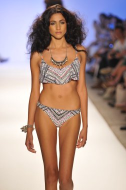 Miami - 21 Temmuz: model hoffman mayo koleksiyonu için ilkbahar yaz 2013 mercedes-benz moda haftası 21 Temmuz 2012 tarihinde miami, yüzmek mara pist yürür fl
