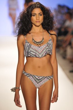 Miami - 21 Temmuz: model hoffman mayo koleksiyonu için ilkbahar yaz 2013 mercedes-benz moda haftası 21 Temmuz 2012 tarihinde miami, yüzmek mara pist yürür fl
