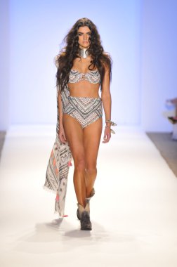 Miami - 21 Temmuz: model hoffman mayo koleksiyonu için ilkbahar yaz 2013 mercedes-benz moda haftası 21 Temmuz 2012 tarihinde miami, yüzmek mara pist yürür fl