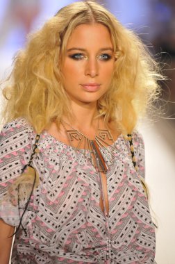 Miami - 21 Temmuz: model hoffman mayo koleksiyonu için ilkbahar yaz 2013 mercedes-benz moda haftası 21 Temmuz 2012 tarihinde miami, yüzmek mara pist yürür fl