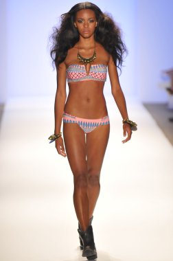 Miami - 21 Temmuz: model hoffman mayo koleksiyonu için ilkbahar yaz 2013 mercedes-benz moda haftası 21 Temmuz 2012 tarihinde miami, yüzmek mara pist yürür fl