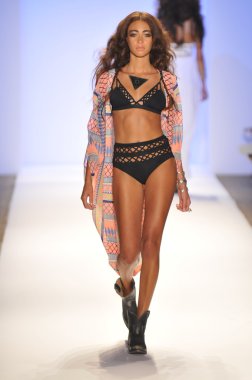 Miami - 21 Temmuz: model hoffman mayo koleksiyonu için ilkbahar yaz 2013 mercedes-benz moda haftası 21 Temmuz 2012 tarihinde miami, yüzmek mara pist yürür fl