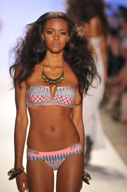 Miami - 21 Temmuz: model hoffman mayo koleksiyonu için ilkbahar yaz 2013 mercedes-benz moda haftası 21 Temmuz 2012 tarihinde miami, yüzmek mara pist yürür fl