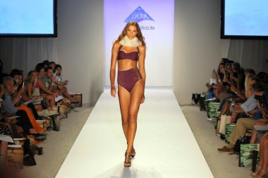 Miami - 21 Temmuz: model xtra hayat lycra marka mayo koleksiyonu için ilkbahar yaz 2013 tarihinde 21 Temmuz 2012 mercedes-benz yüzmek moda haftası sırasında pist yürür