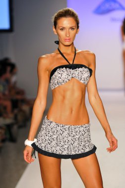 Miami - 21 Temmuz: model xtra hayat lycra marka mayo koleksiyonu için ilkbahar yaz 2013 tarihinde 21 Temmuz 2012 mercedes-benz yüzmek moda haftası sırasında pist yürür