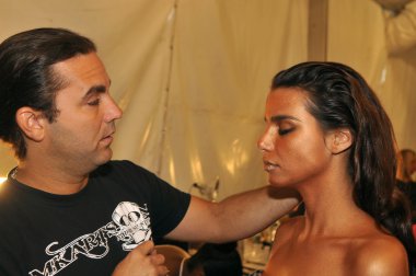 Miami - 22 Temmuz: Model alır bahar yaz 2013 için hazır sahne arkasında Monia bilge yüzmek koleksiyonu tarafından Lspace, Mercedes-Benz yüzmek moda haftası Temmuz 22