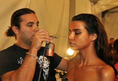 Miami - 22 Temmuz: model alır hazır sahne arkasına lspace monia bilge yüzmek koleksiyonu için ilkbahar yaz 2013 mercedes-benz yüzmek moda haftası 22 Temmuz 20