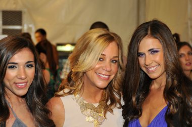 Miami - 22 Temmuz: Tasarımcı Monica Wise (C) sahne arkasında Monia bilge yüzmek koleksiyonu tarafından Lspace, bahar yaz 2013 için Mercedes-Benz yüzmek moda haftasında poz