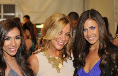 Miami - 22 Temmuz: Tasarımcı Monica Wise (C) sahne arkasında Monia bilge yüzmek koleksiyonu tarafından Lspace, bahar yaz 2013 için Mercedes-Benz yüzmek moda haftasında poz