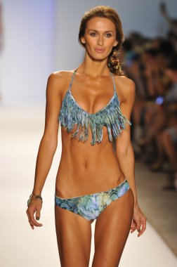 Miami - 22 Temmuz: Model yürür pist Monia bilge yüzmek koleksiyonu bahar yaz 2013 Mercedes-Benz yüzmek moda haftası 22 Temmuz 2012 Miami, Fl Lspace