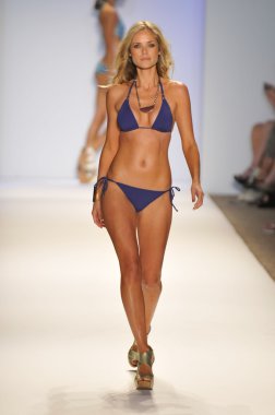 Miami - 22 Temmuz: Model yürür pist Monia bilge yüzmek koleksiyonu bahar yaz 2013 Mercedes-Benz yüzmek moda haftası 22 Temmuz 2012 Miami, Fl Lspace