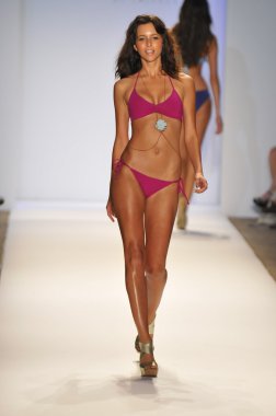 Miami - 22 Temmuz: Model yürür pist Monia bilge yüzmek koleksiyonu bahar yaz 2013 Mercedes-Benz yüzmek moda haftası 22 Temmuz 2012 Miami, Fl Lspace