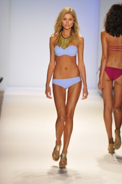 Miami - 22 Temmuz: Model yürür pist Monia bilge yüzmek koleksiyonu bahar yaz 2013 Mercedes-Benz yüzmek moda haftası 22 Temmuz 2012 Miami, Fl Lspace