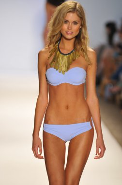 Miami - 22 Temmuz: Model yürür pist Monia bilge yüzmek koleksiyonu bahar yaz 2013 Mercedes-Benz yüzmek moda haftası 22 Temmuz 2012 Miami, Fl Lspace