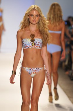 Miami - 22 Temmuz: Model yürür pist Monia bilge yüzmek koleksiyonu bahar yaz 2013 Mercedes-Benz yüzmek moda haftası 22 Temmuz 2012 Miami, Fl Lspace