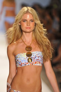 Miami - 22 Temmuz: Model yürür pist Monia bilge yüzmek koleksiyonu bahar yaz 2013 Mercedes-Benz yüzmek moda haftası 22 Temmuz 2012 Miami, Fl Lspace