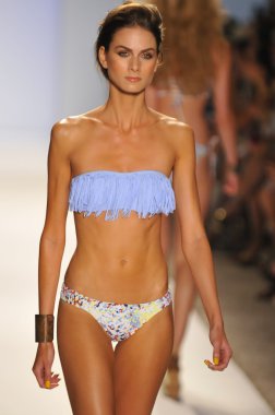 Miami - 22 Temmuz: Model yürür pist Monia bilge yüzmek koleksiyonu bahar yaz 2013 Mercedes-Benz yüzmek moda haftası 22 Temmuz 2012 Miami, Fl Lspace