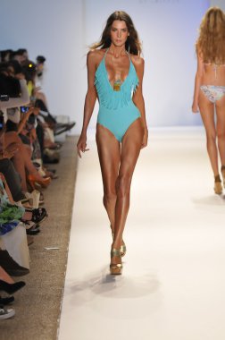 Miami - 22 Temmuz: Model yürür pist Monia bilge yüzmek koleksiyonu bahar yaz 2013 Mercedes-Benz yüzmek moda haftası 22 Temmuz 2012 Miami, Fl Lspace