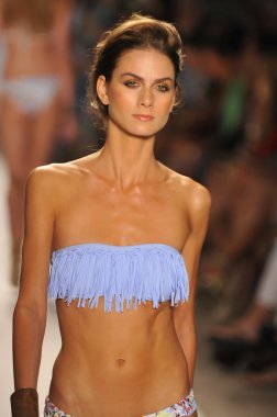 Miami - 22 Temmuz: Model yürür pist Monia bilge yüzmek koleksiyonu bahar yaz 2013 Mercedes-Benz yüzmek moda haftası 22 Temmuz 2012 Miami, Fl Lspace